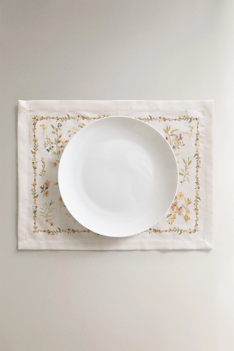 Подставка для тарелок с цветочным принтом со слоем смолы