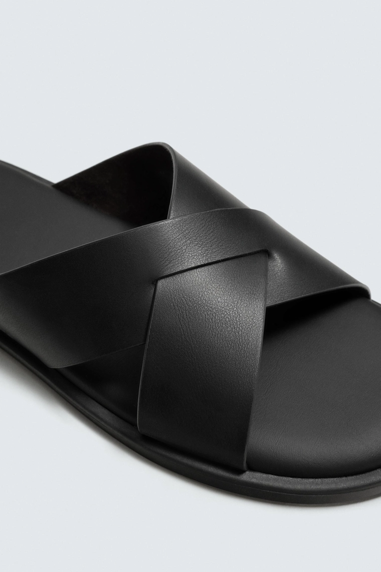 Босоножки на плоской подошве с перекрещивающимися ремешками