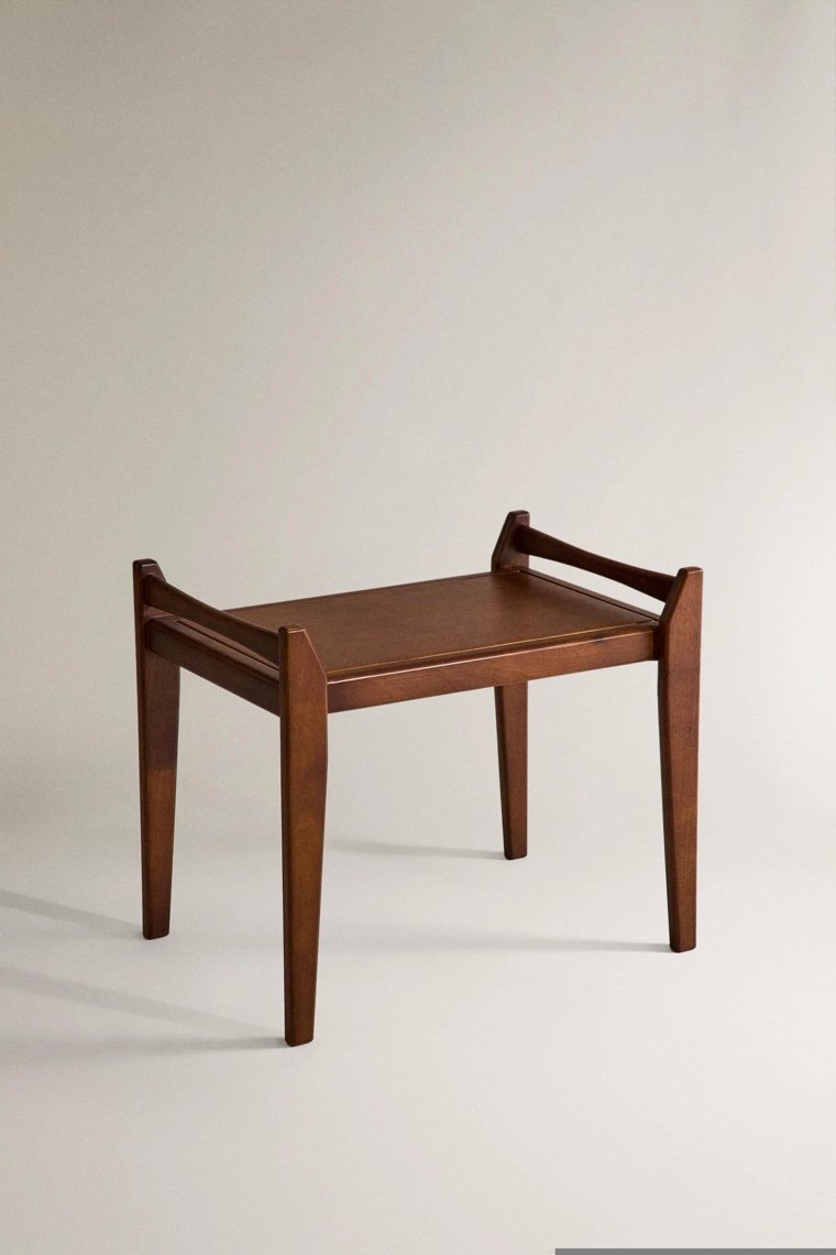 Небольшая деревянная скамейка