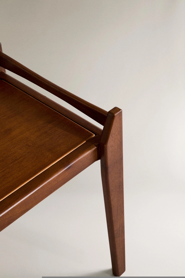 Небольшая деревянная скамейка