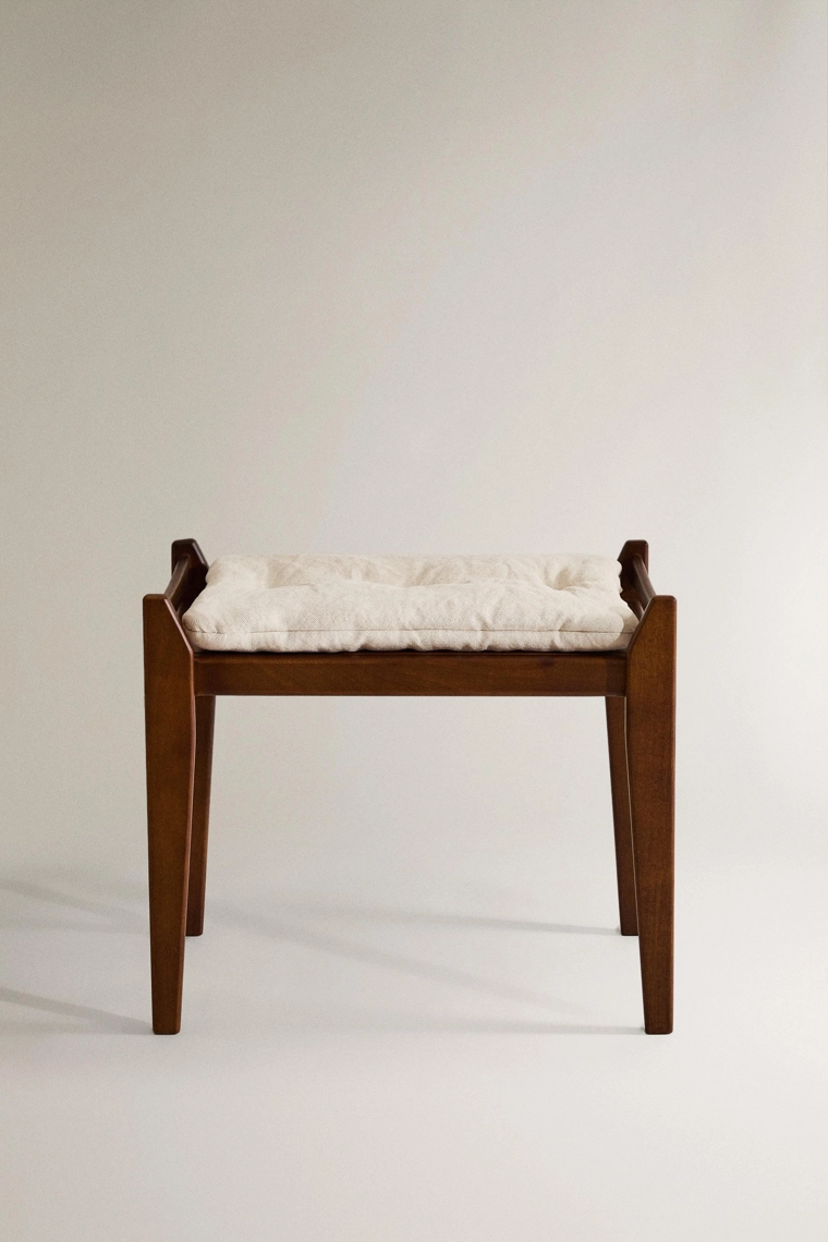 Небольшая деревянная скамейка