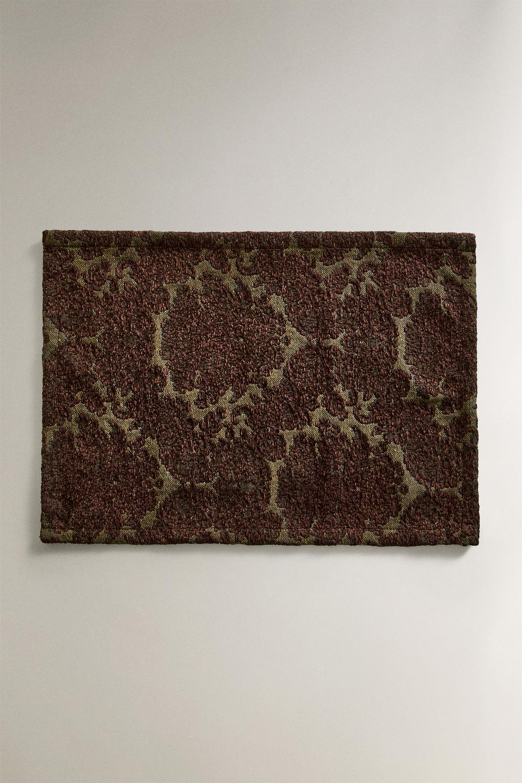 Салфетка из жаккарда с растительными мотивами