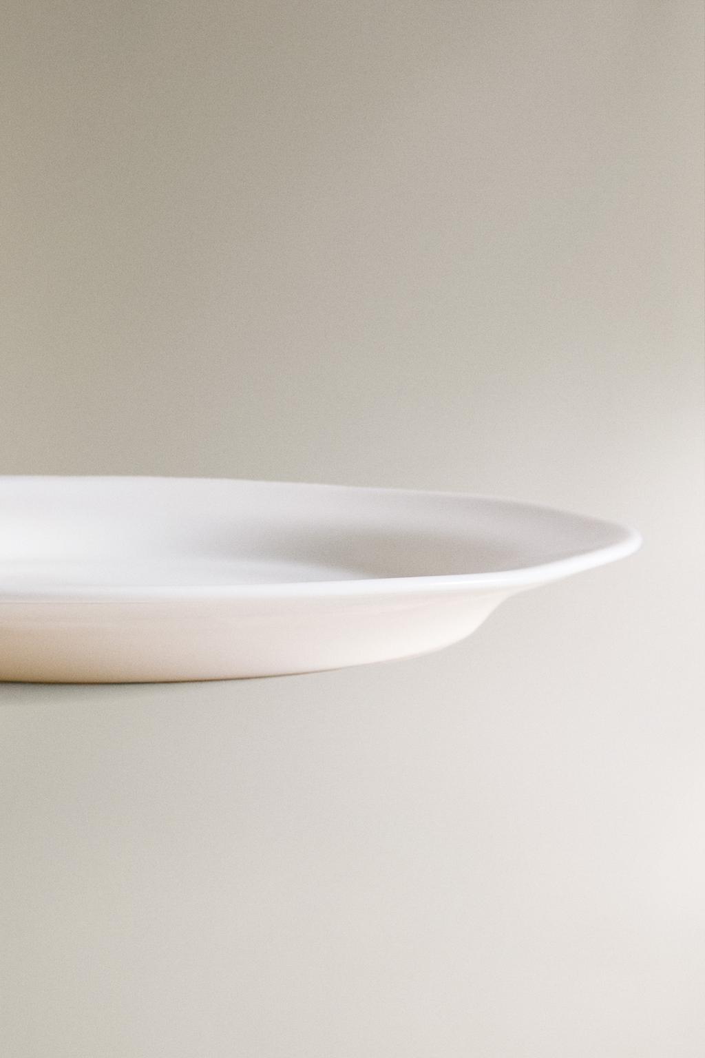 Белая стеклянная десертная тарелка