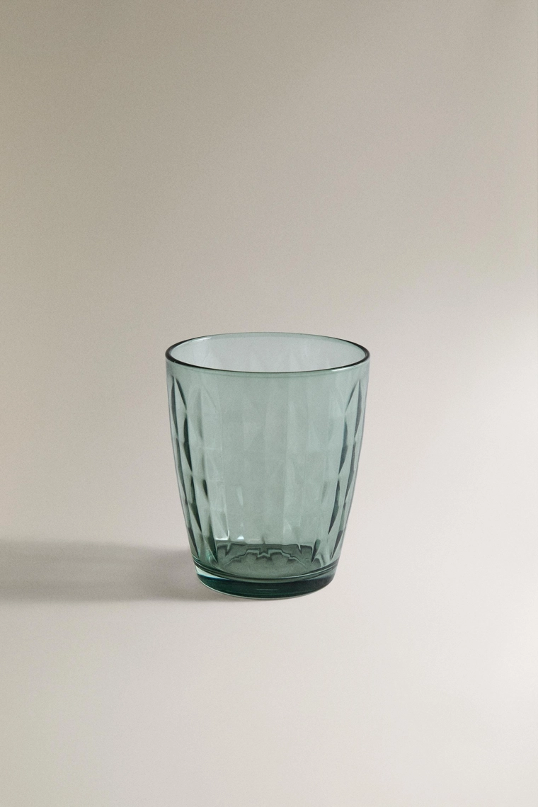 Стакан с рельефным рисунком