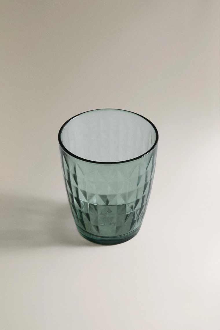 Стакан с рельефным рисунком
