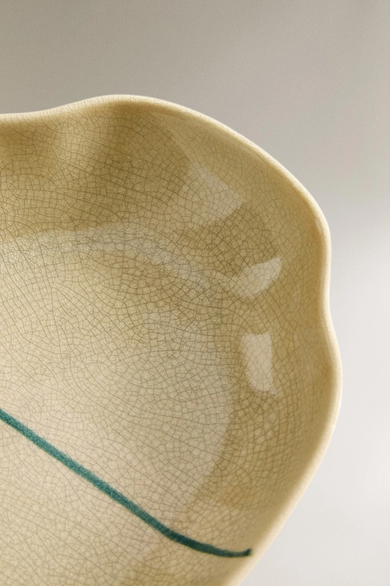 Декоративное керамическое блюдце в полоску