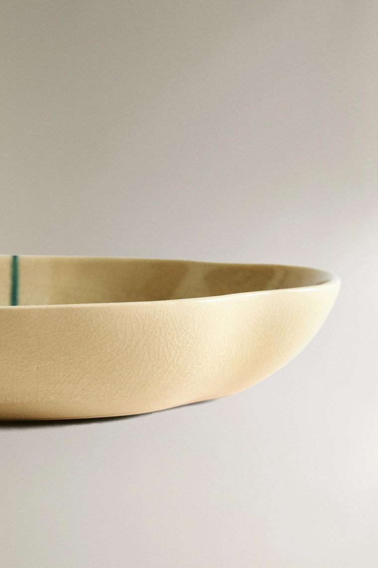 Декоративное керамическое блюдце в полоску