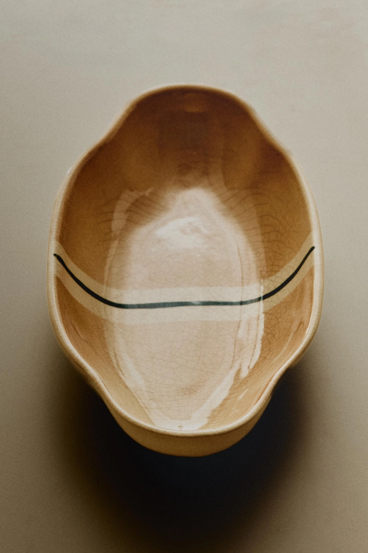 Декоративное керамическое блюдце в полоску