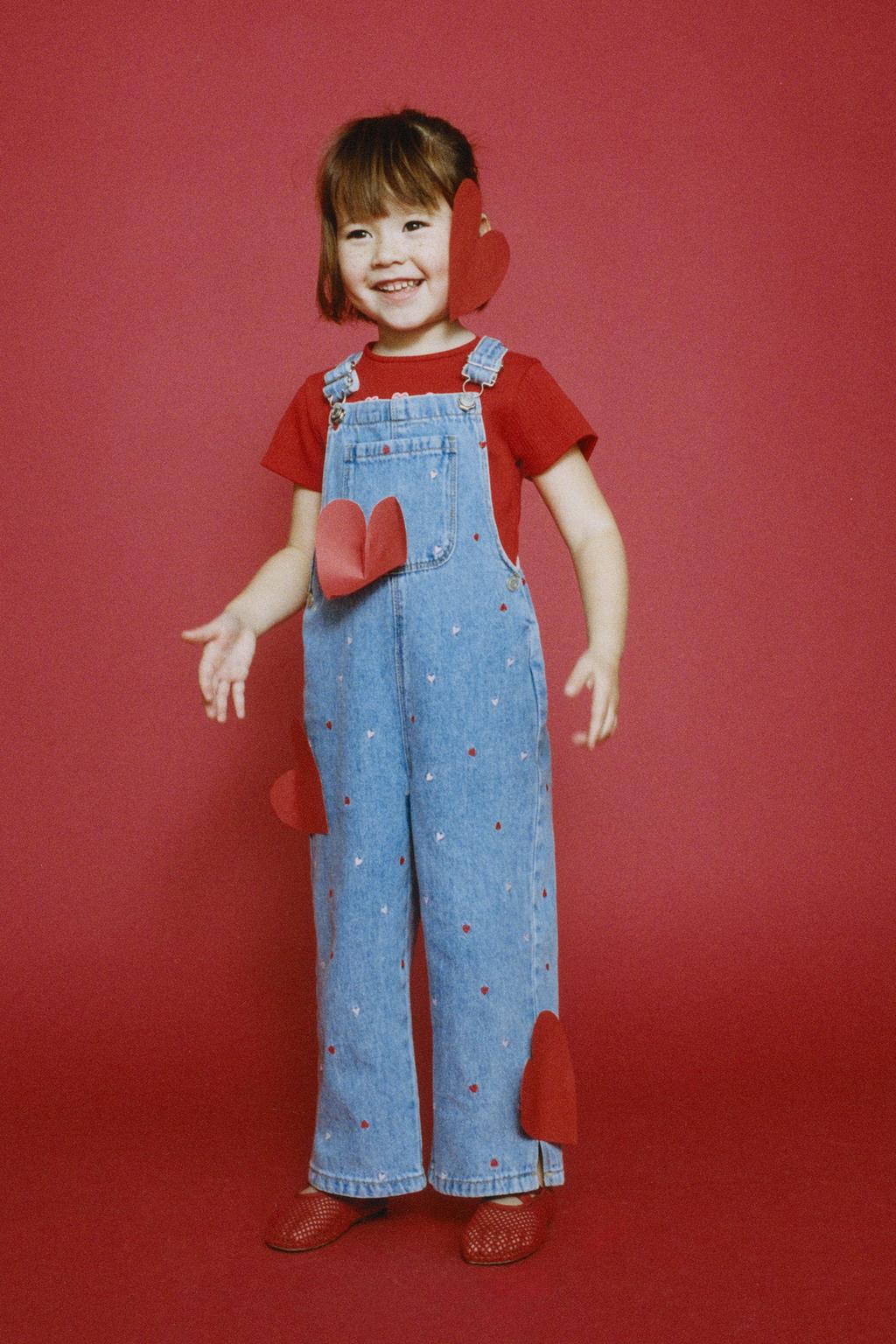 ДЛИННЫЙ ДЖИНСОВЫЙ КОМБИНЕЗОН С ВЫШИВКОЙ «СЕРДЦА»
