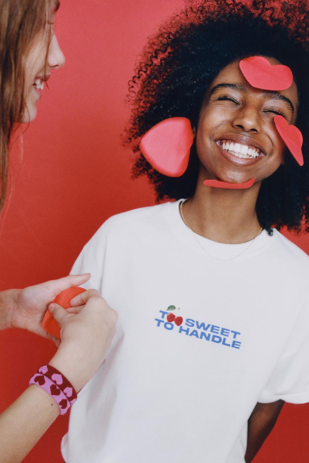 ФУТБОЛКА С ПРИНТОМ «ВИШНИ И КОНФЕТЫ»