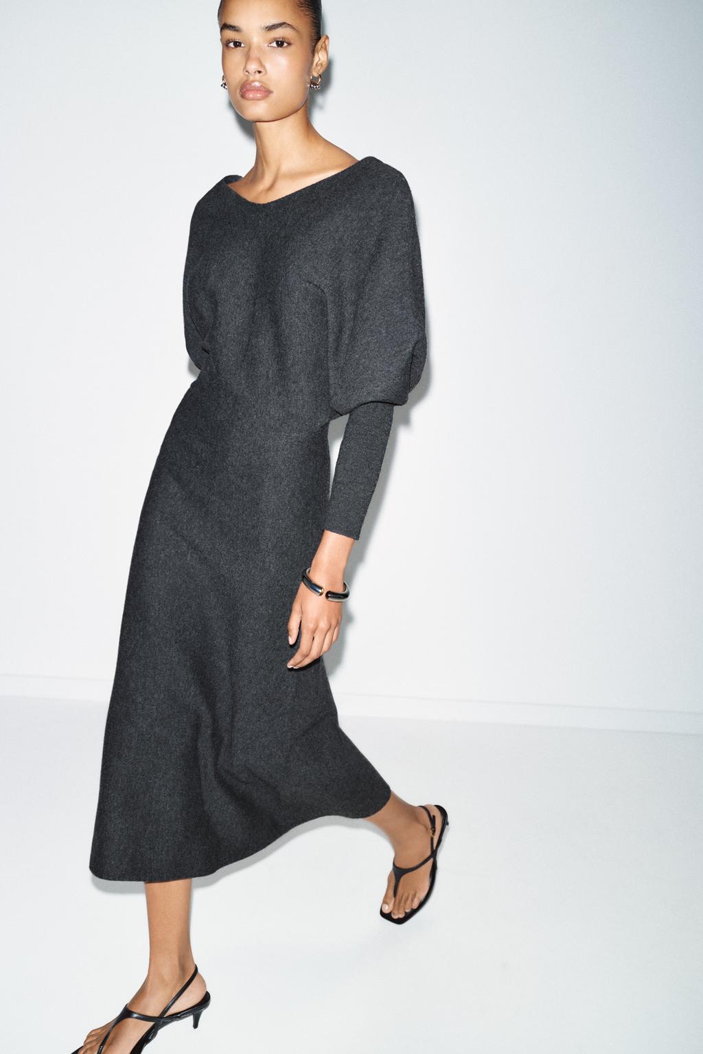 ТРИКОТАЖНОЕ ПЛАТЬЕ МИДИ С V-ОБРАЗНЫМ ВЫРЕЗОМ