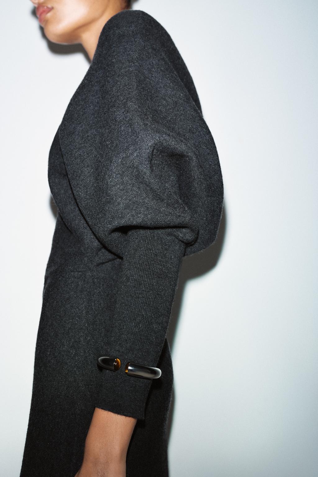 ТРИКОТАЖНОЕ ПЛАТЬЕ МИДИ С V-ОБРАЗНЫМ ВЫРЕЗОМ