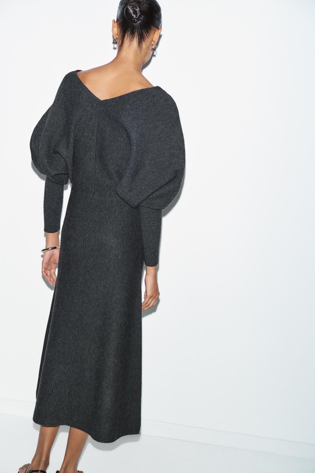 ТРИКОТАЖНОЕ ПЛАТЬЕ МИДИ С V-ОБРАЗНЫМ ВЫРЕЗОМ