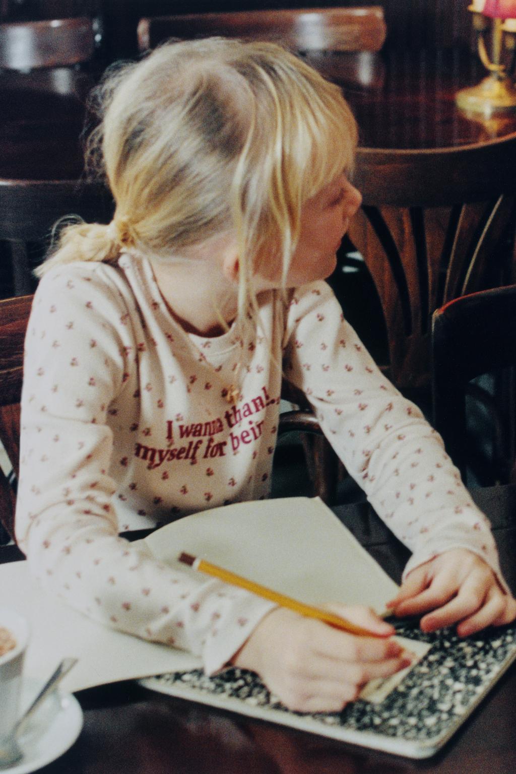 ФУТБОЛКА С ЦВЕТОЧНЫМ ПРИНТОМ И НАДПИСЬЮ