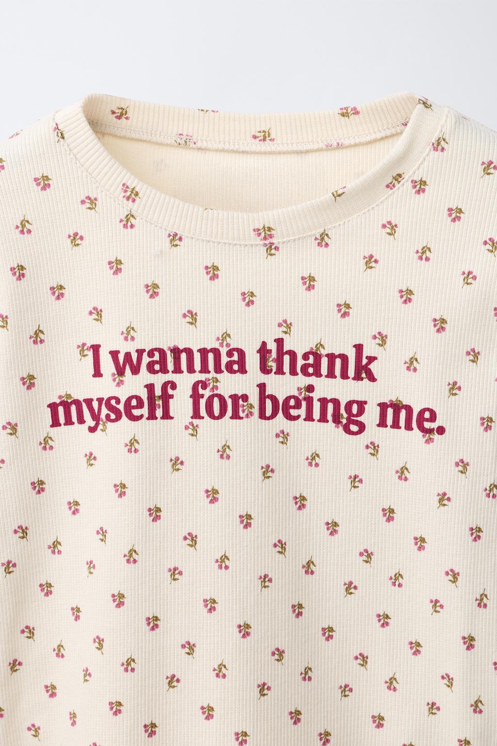 ФУТБОЛКА С ЦВЕТОЧНЫМ ПРИНТОМ И НАДПИСЬЮ