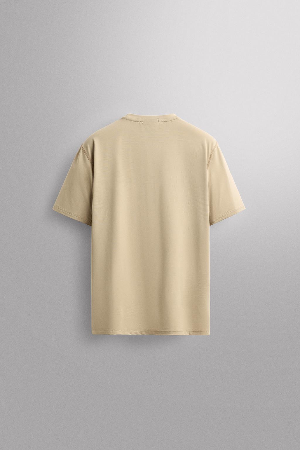 БАЗОВАЯ ФУТБОЛКА ИЗ ВЫСОКОТЕХНОЛОГИЧНОЙ ТКАНИ