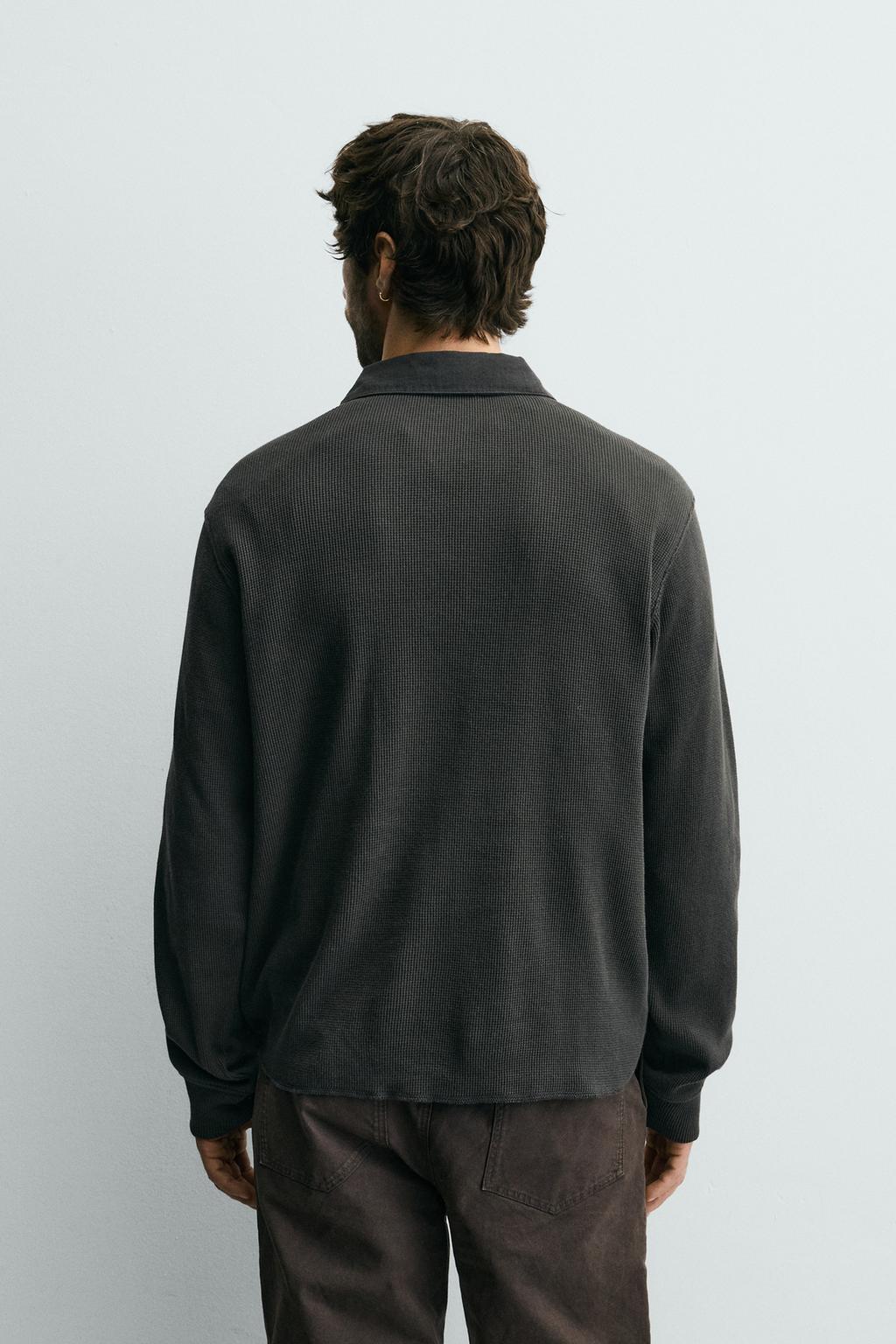 ПОЛО ИЗ РЕЛЬЕФНОГО ТРИКОТАЖА С КОМБИНИРОВАННЫМ ВОРОТНИКОМ