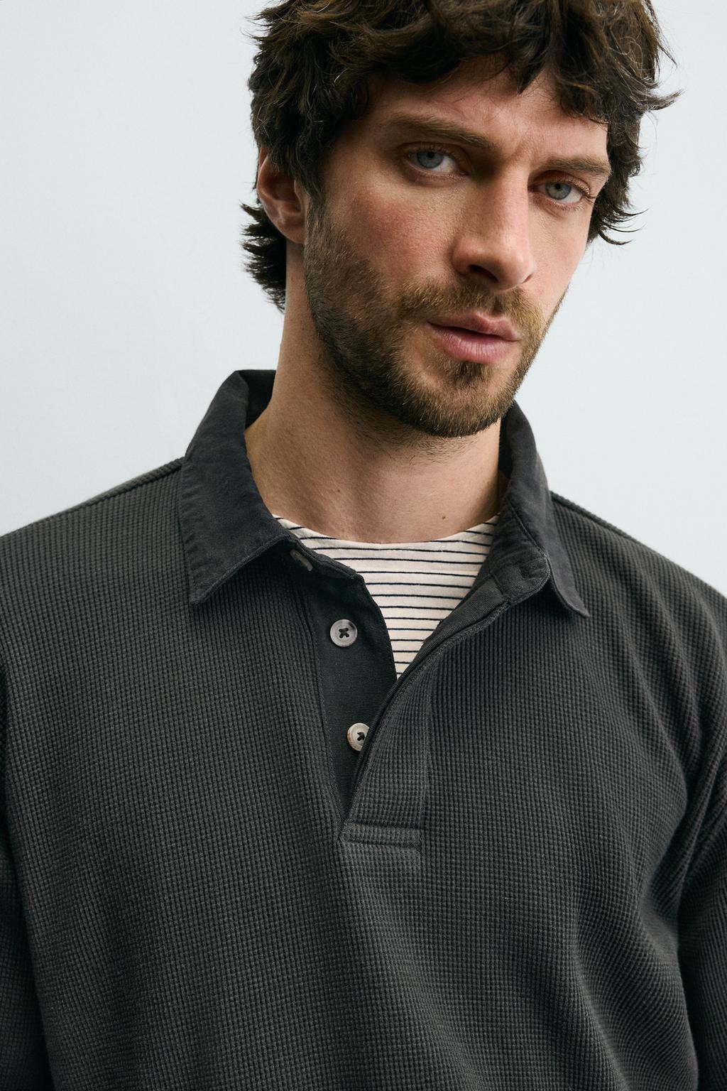 ПОЛО ИЗ РЕЛЬЕФНОГО ТРИКОТАЖА С КОМБИНИРОВАННЫМ ВОРОТНИКОМ