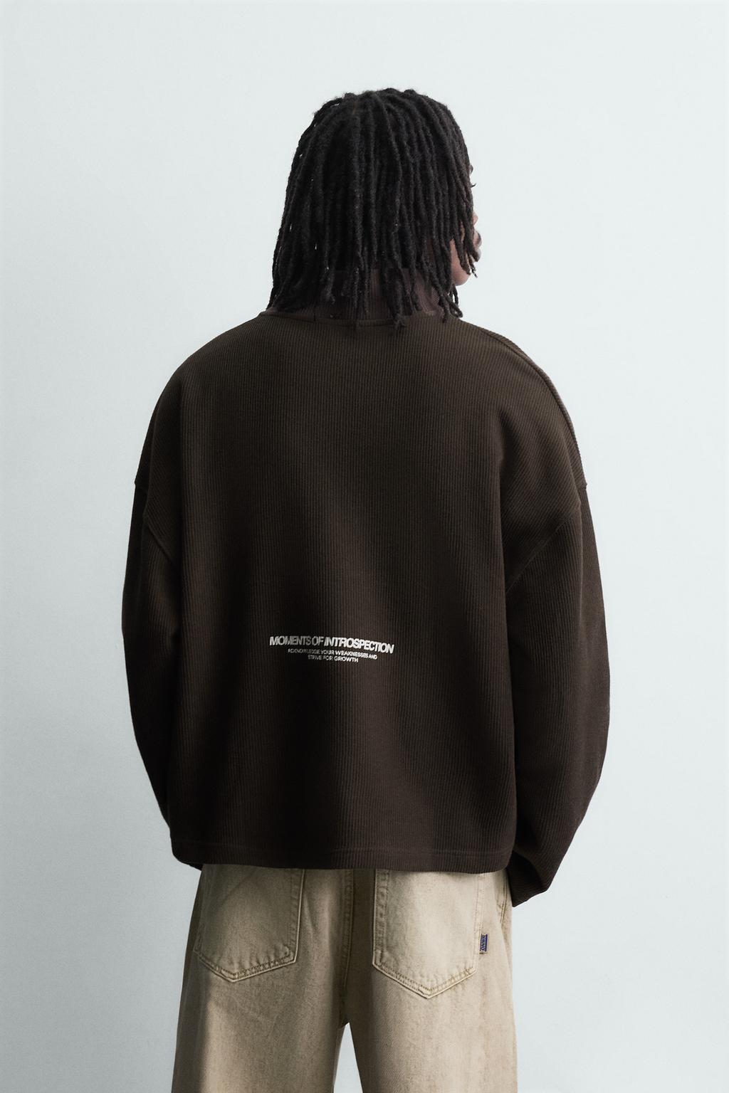 ТОЛСТОВКА С ПРИНТОМ И ВОРОТНИКОМ НА МОЛНИИ