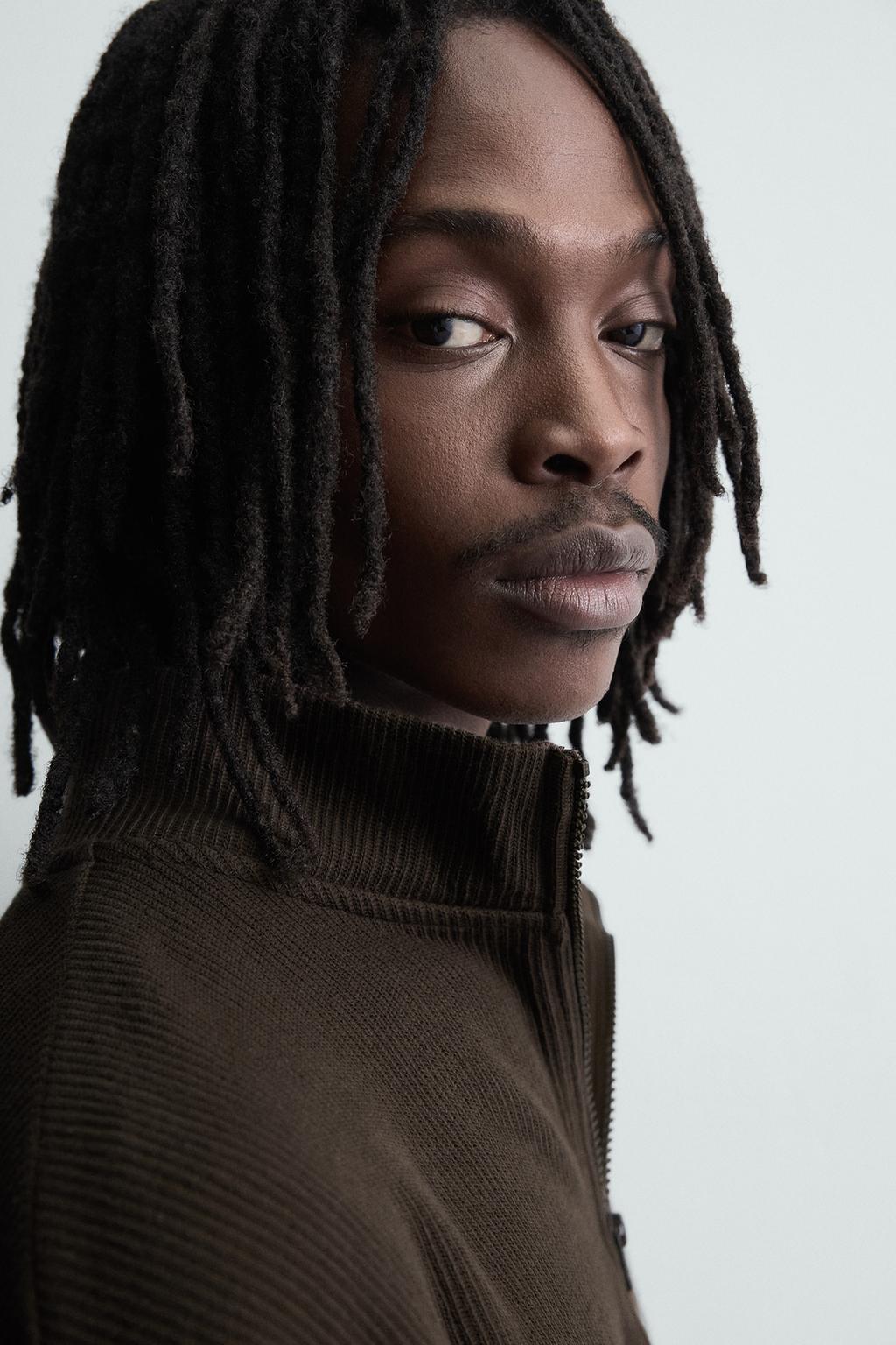 ТОЛСТОВКА С ПРИНТОМ И ВОРОТНИКОМ НА МОЛНИИ