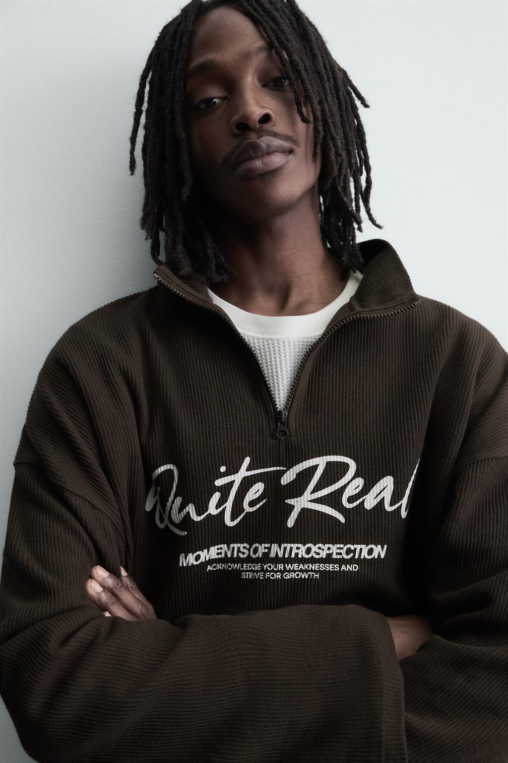 ТОЛСТОВКА С ПРИНТОМ И ВОРОТНИКОМ НА МОЛНИИ