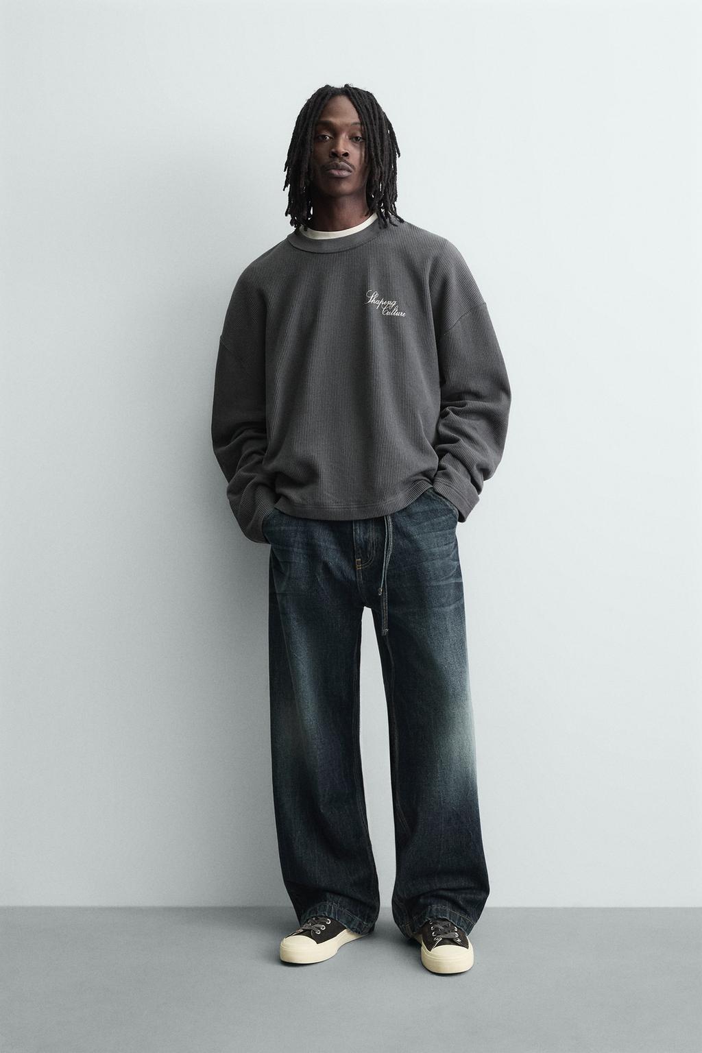 ТОЛСТОВКА С РЕЛЬЕФНОЙ ТКАНЬЮ И НАДПИСЬЮ