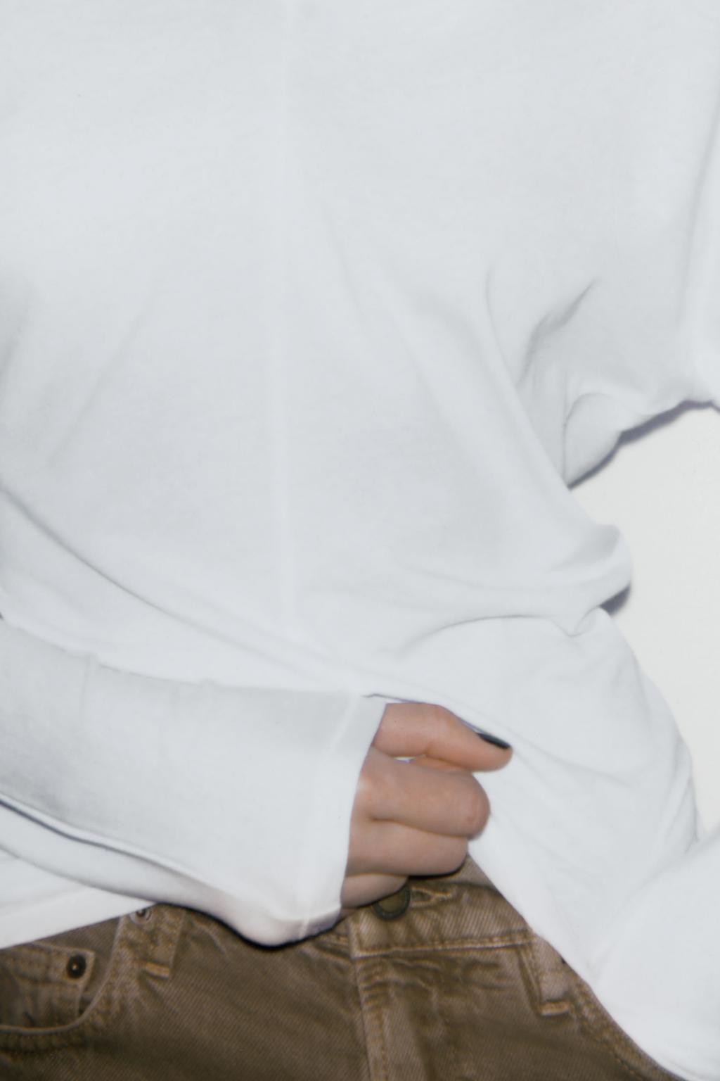 ХЛОПКОВАЯ ФУТБОЛКА С V-ОБРАЗНЫМ ВЫРЕЗОМ