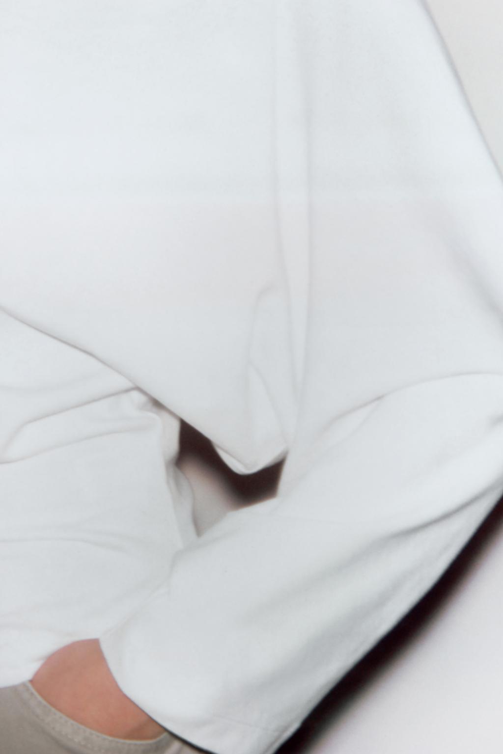 ХЛОПКОВАЯ ФУТБОЛКА С V-ОБРАЗНЫМ ВЫРЕЗОМ