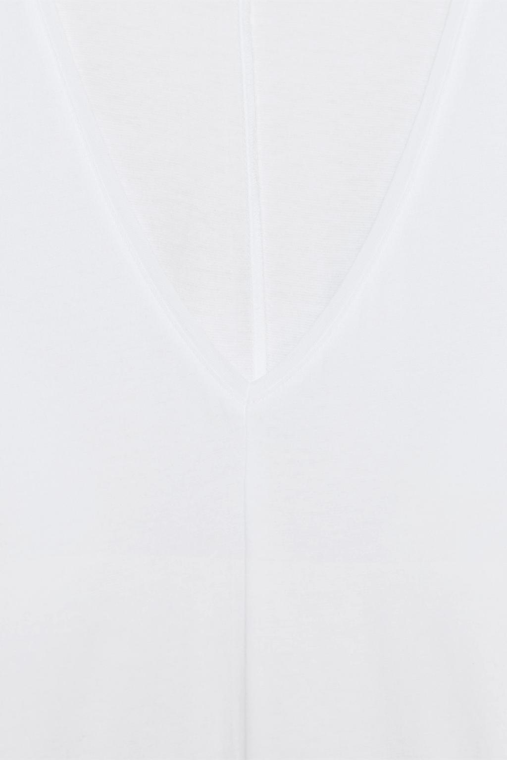 ХЛОПКОВАЯ ФУТБОЛКА С V-ОБРАЗНЫМ ВЫРЕЗОМ