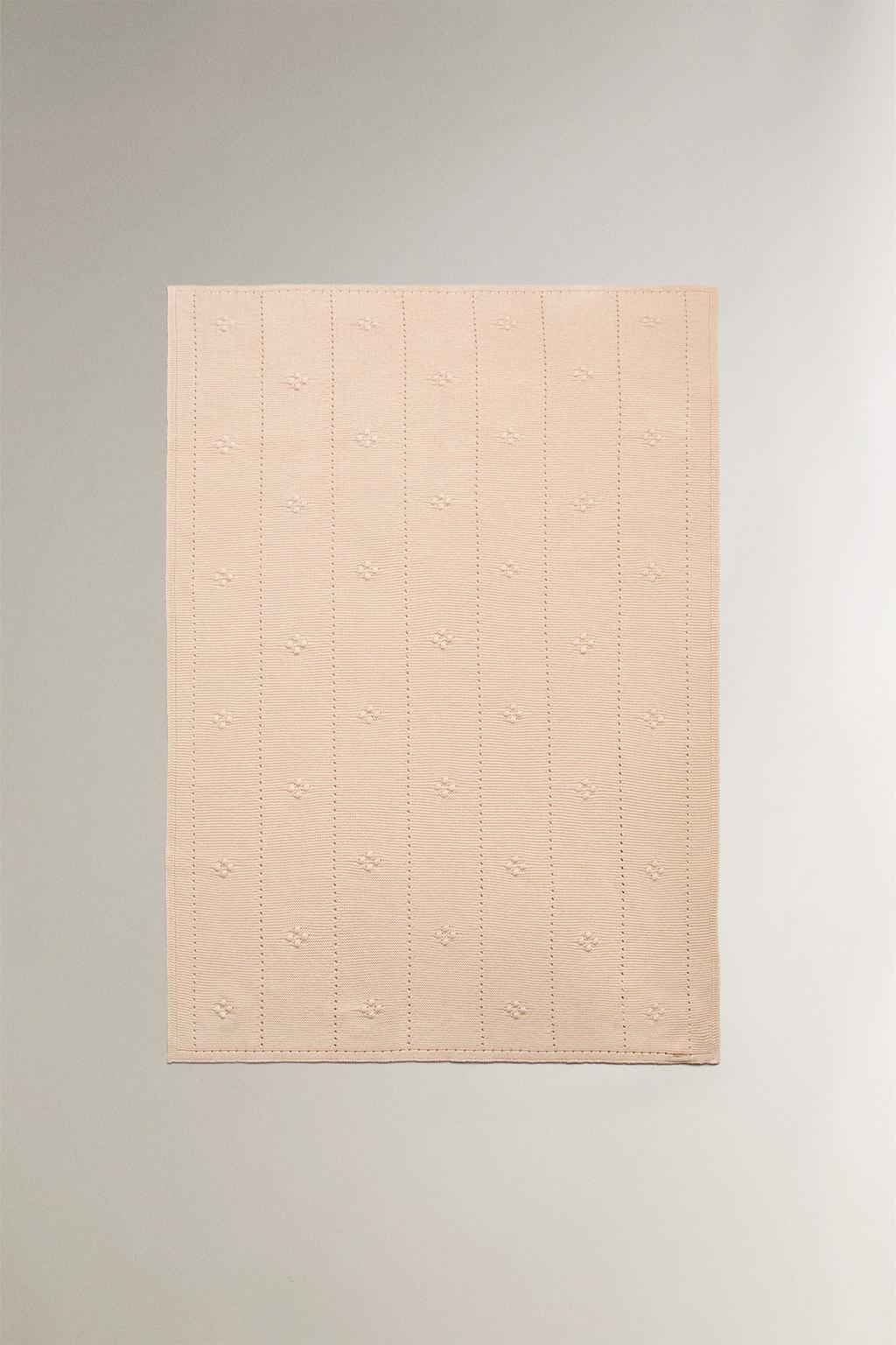 Однотонное хлопковое плед для младенцев с ажурным узором и объемными шариками