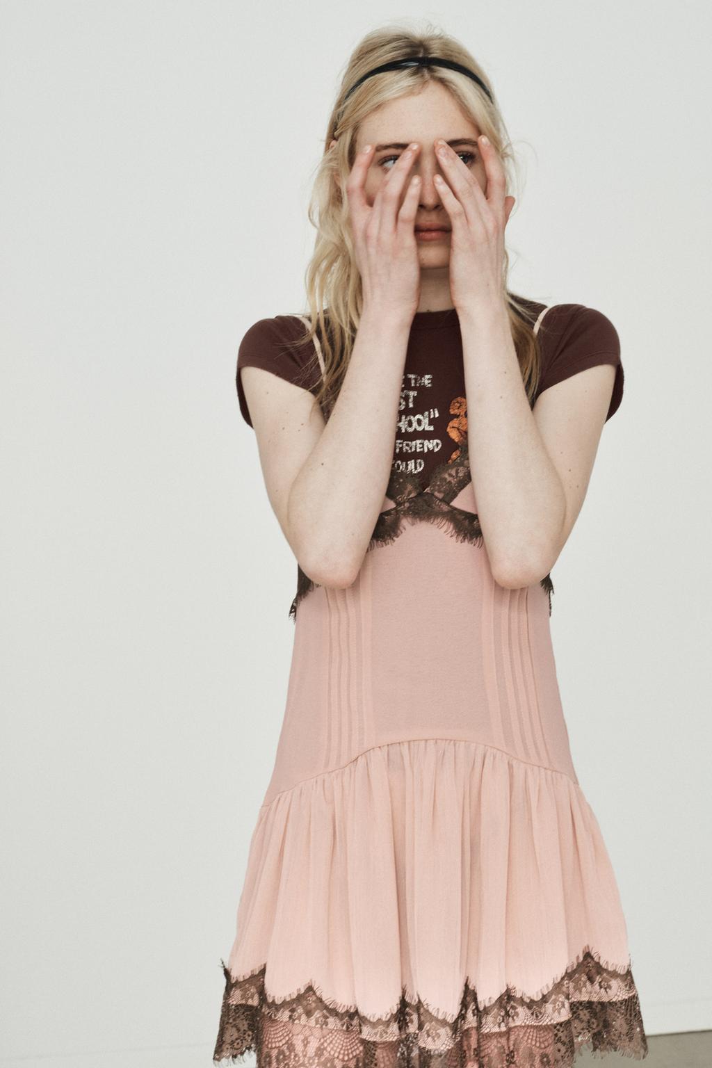 КОРОТКОЕ КОМБИНИРОВАННОЕ ПЛАТЬЕ С КРУЖЕВОМ