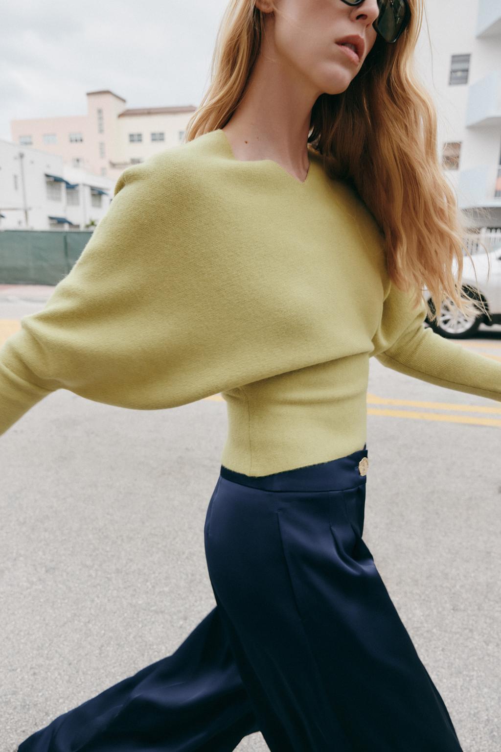 ТРИКОТАЖНЫЙ СВИТЕР С V-ОБРАЗНЫМ ВЫРЕЗОМ