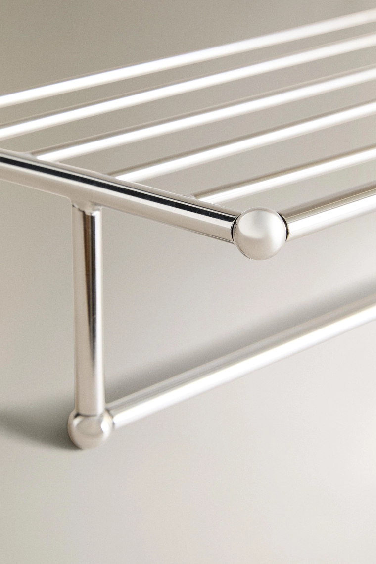 Металлическая полка для ванной комнаты цвета серебра