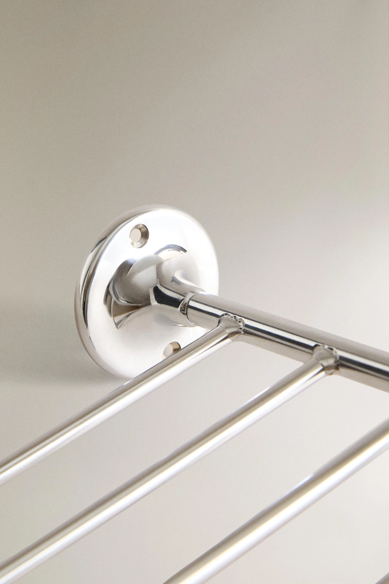 Металлическая полка для ванной комнаты цвета серебра