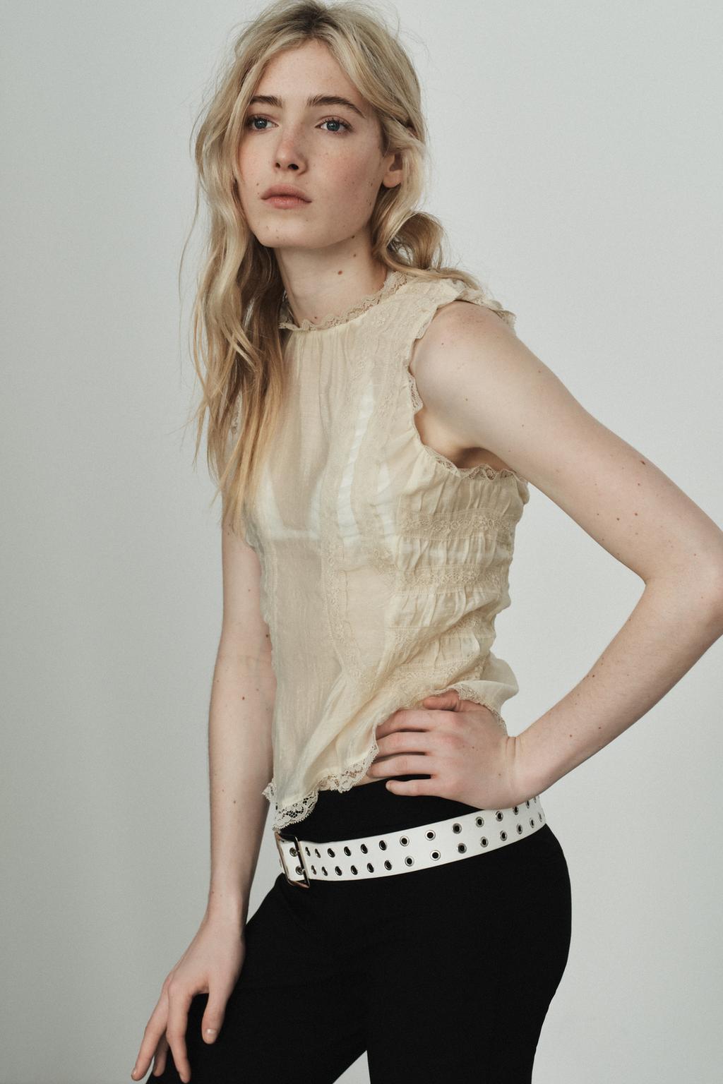 КРУЖЕВНАЯ РУБАШКА С ОБТЯНУТЫМИ ПУГОВИЦАМИ