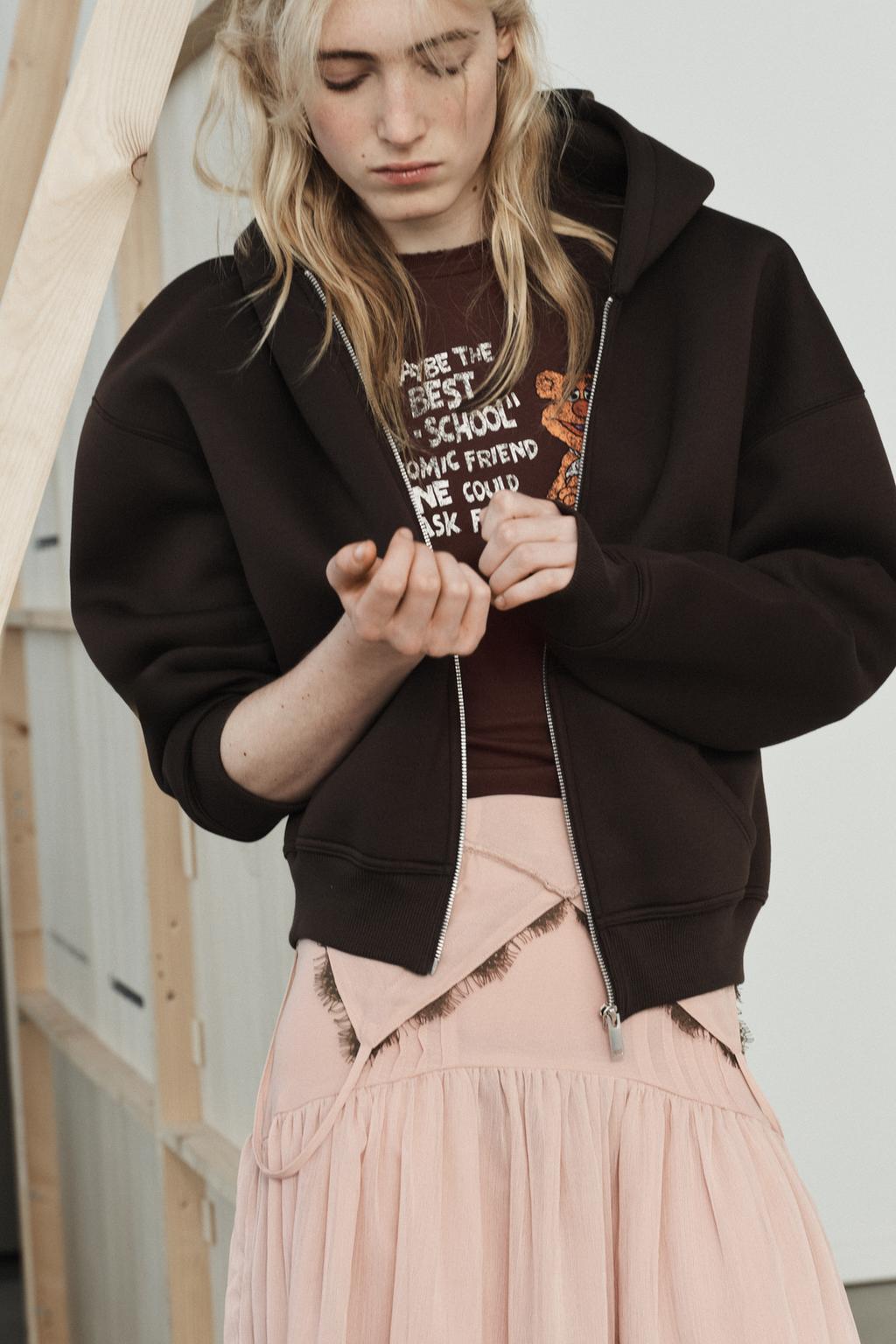 ТОЛСТОВКА С КАПЮШОНОМ ИЗ НЕОПРЕНОВОЙ ТКАНИ