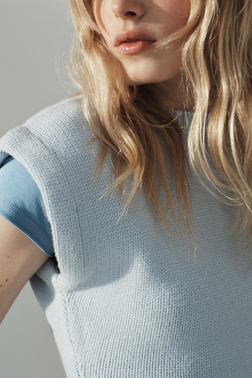 ТРИКОТАЖНЫЙ ЖИЛЕТ С АКЦЕНТНЫМИ ПЛЕЧАМИ