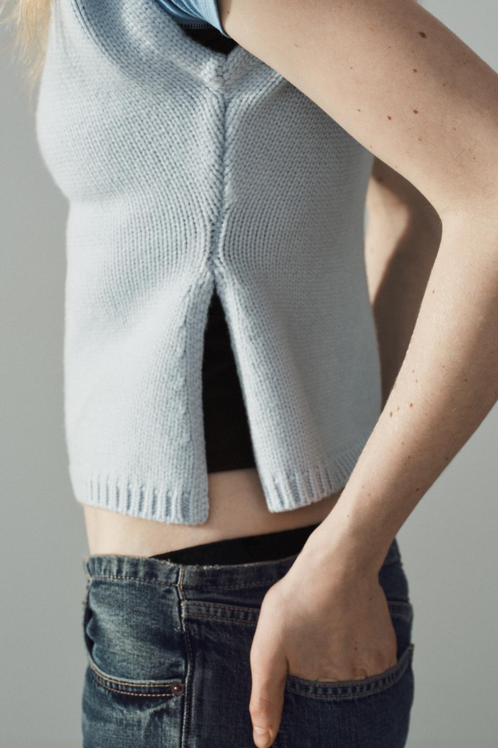 ТРИКОТАЖНЫЙ ЖИЛЕТ С АКЦЕНТНЫМИ ПЛЕЧАМИ