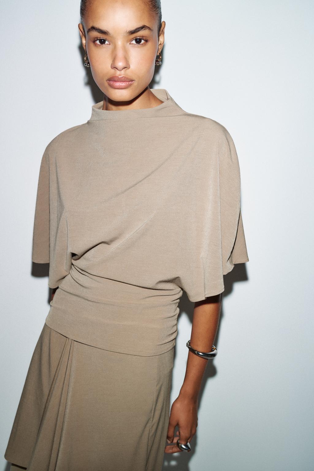 ТОП С ВОРОТНИКОМ-СТОЙКОЙ