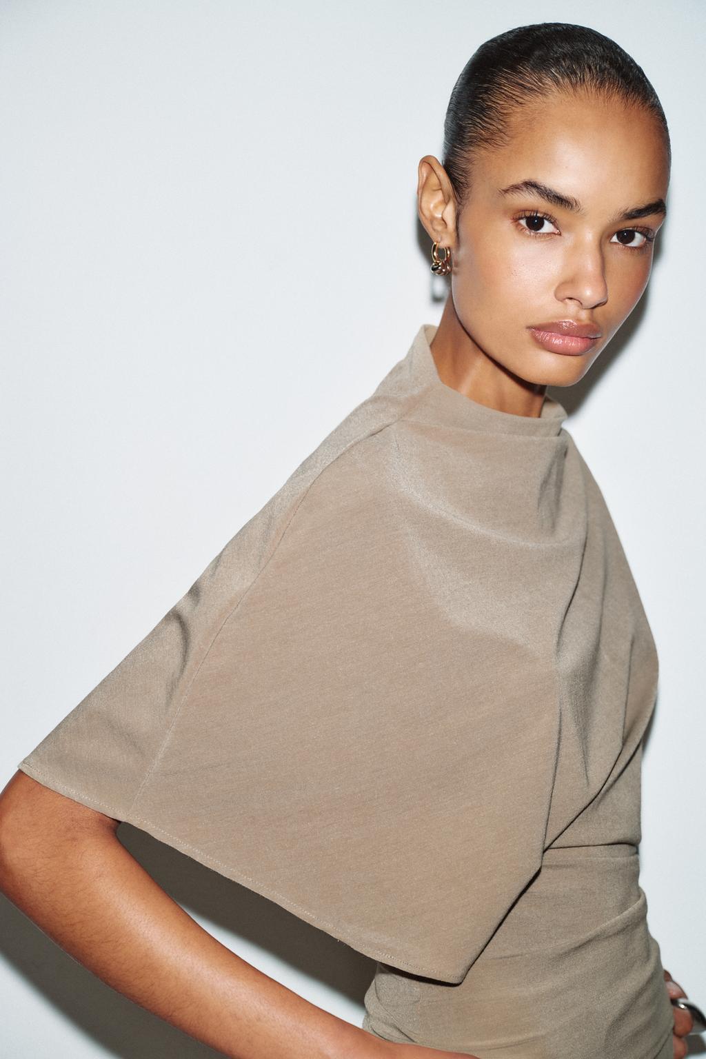 ТОП С ВОРОТНИКОМ-СТОЙКОЙ