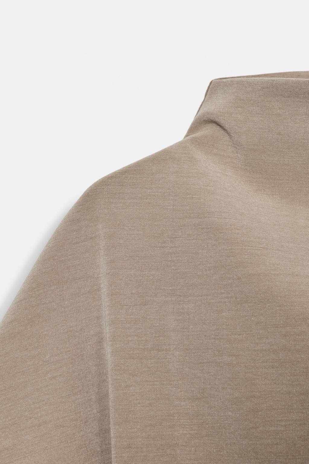 ТОП С ВОРОТНИКОМ-СТОЙКОЙ