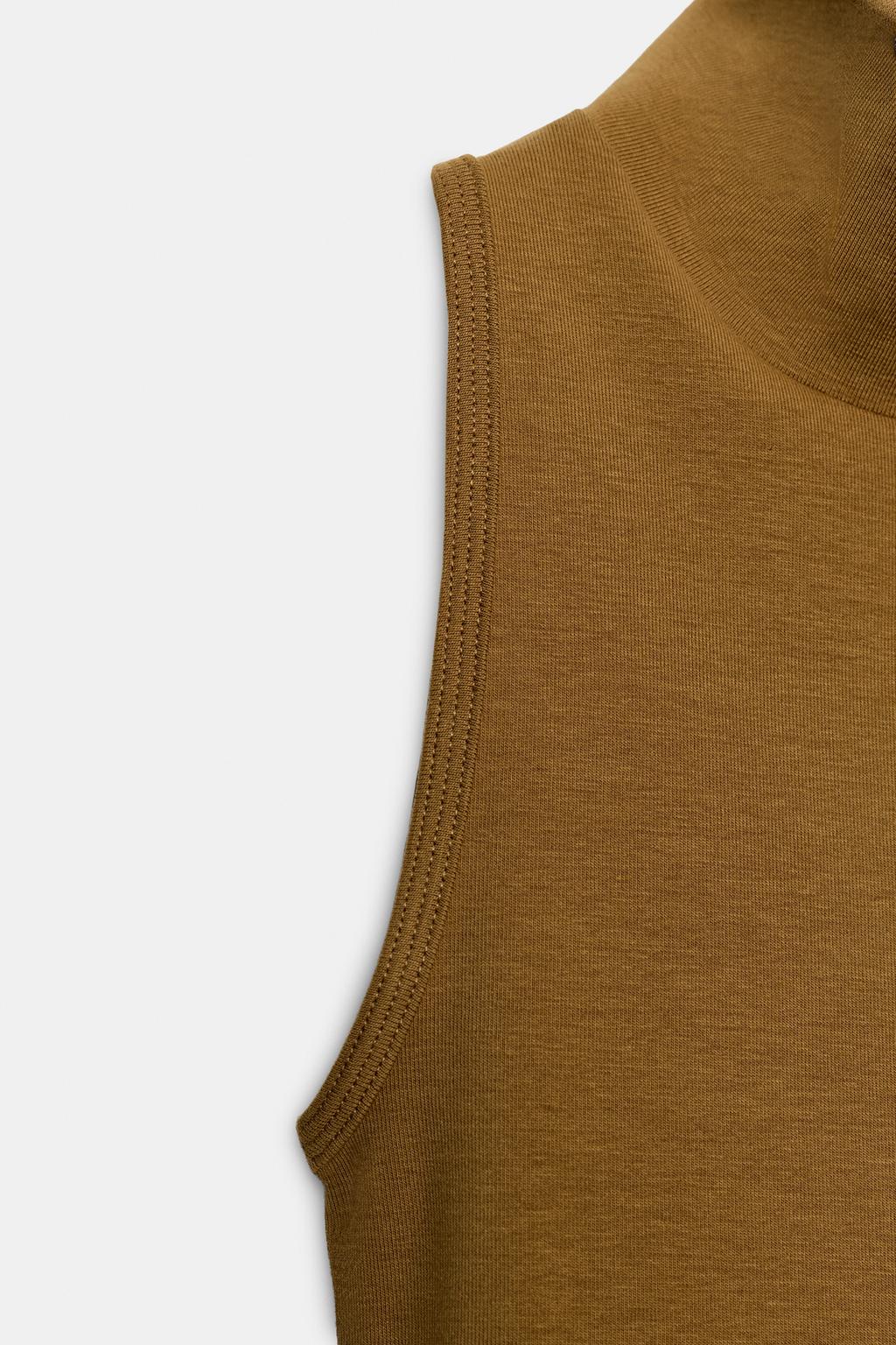 ТОП БЕЗ РУКАВОВ С ВОРОТНИКОМ-СТОЙКОЙ