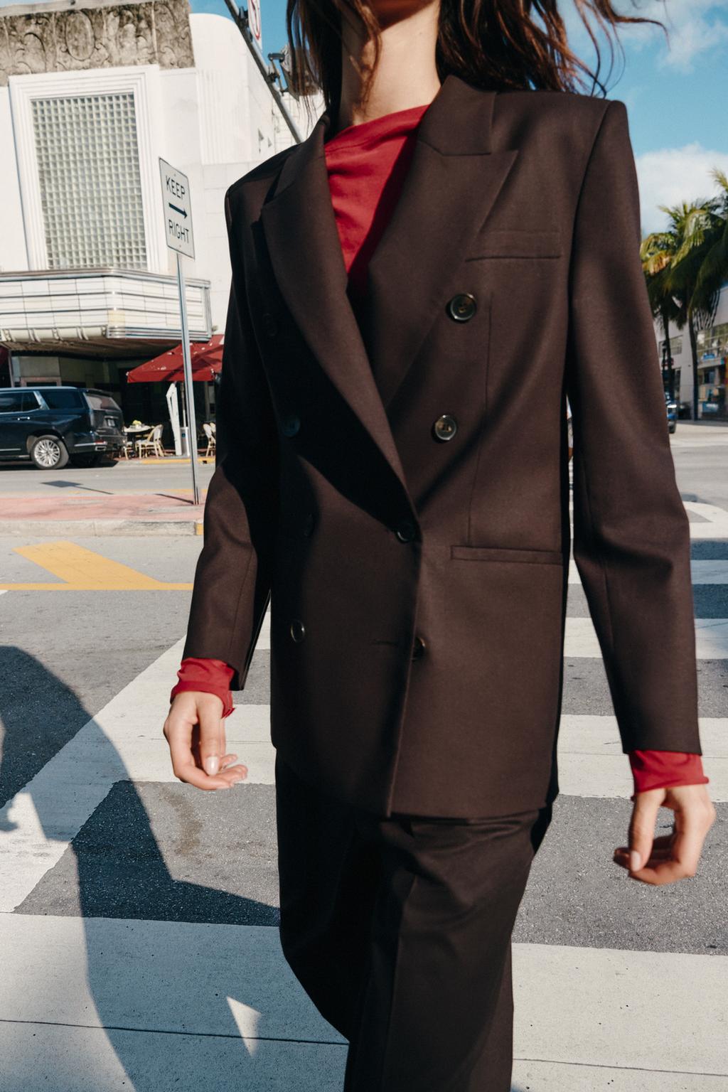 ДВУБОРТНЫЙ БЛЕЙЗЕР С ПОДПЛЕЧНИКАМИ