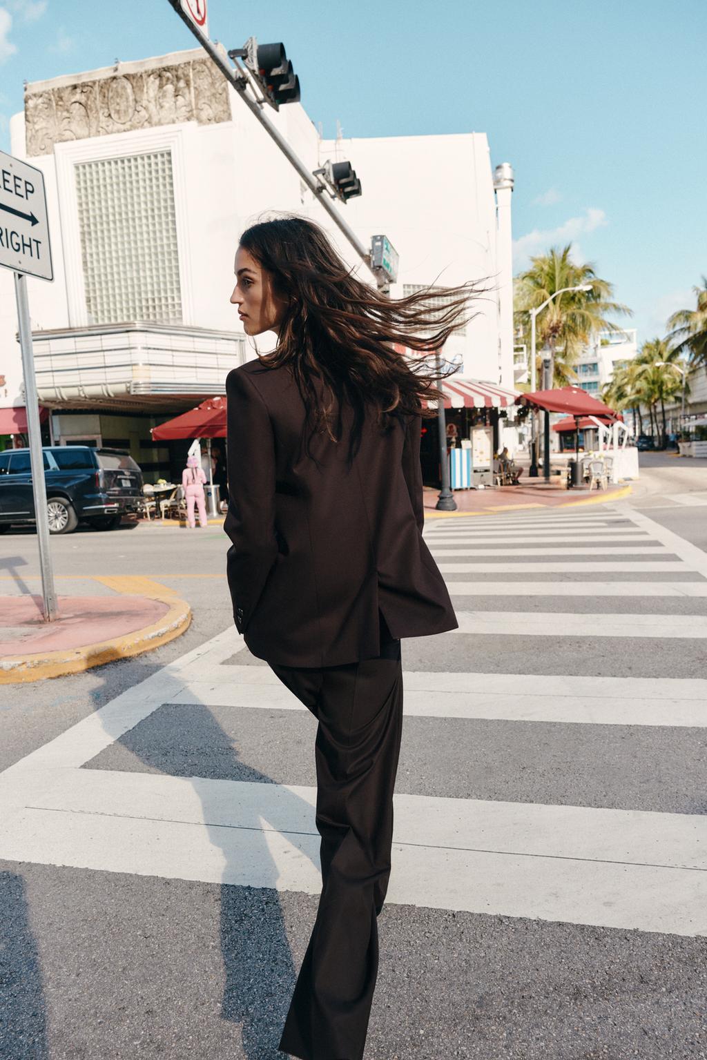 ДВУБОРТНЫЙ БЛЕЙЗЕР С ПОДПЛЕЧНИКАМИ