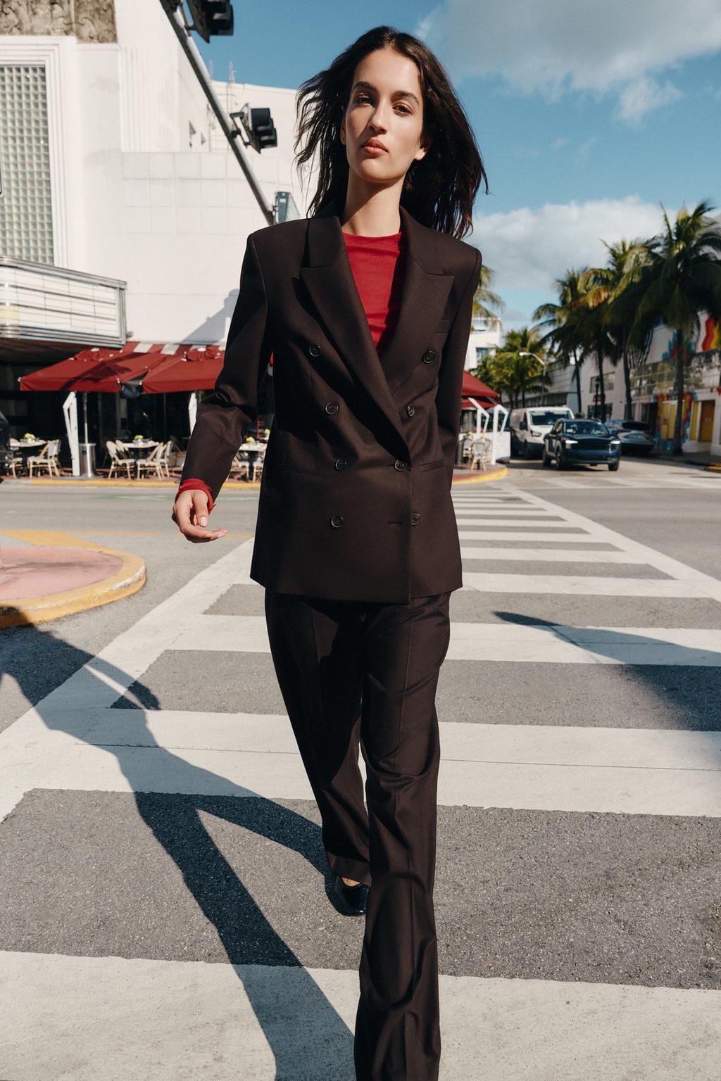 ДВУБОРТНЫЙ БЛЕЙЗЕР С ПОДПЛЕЧНИКАМИ