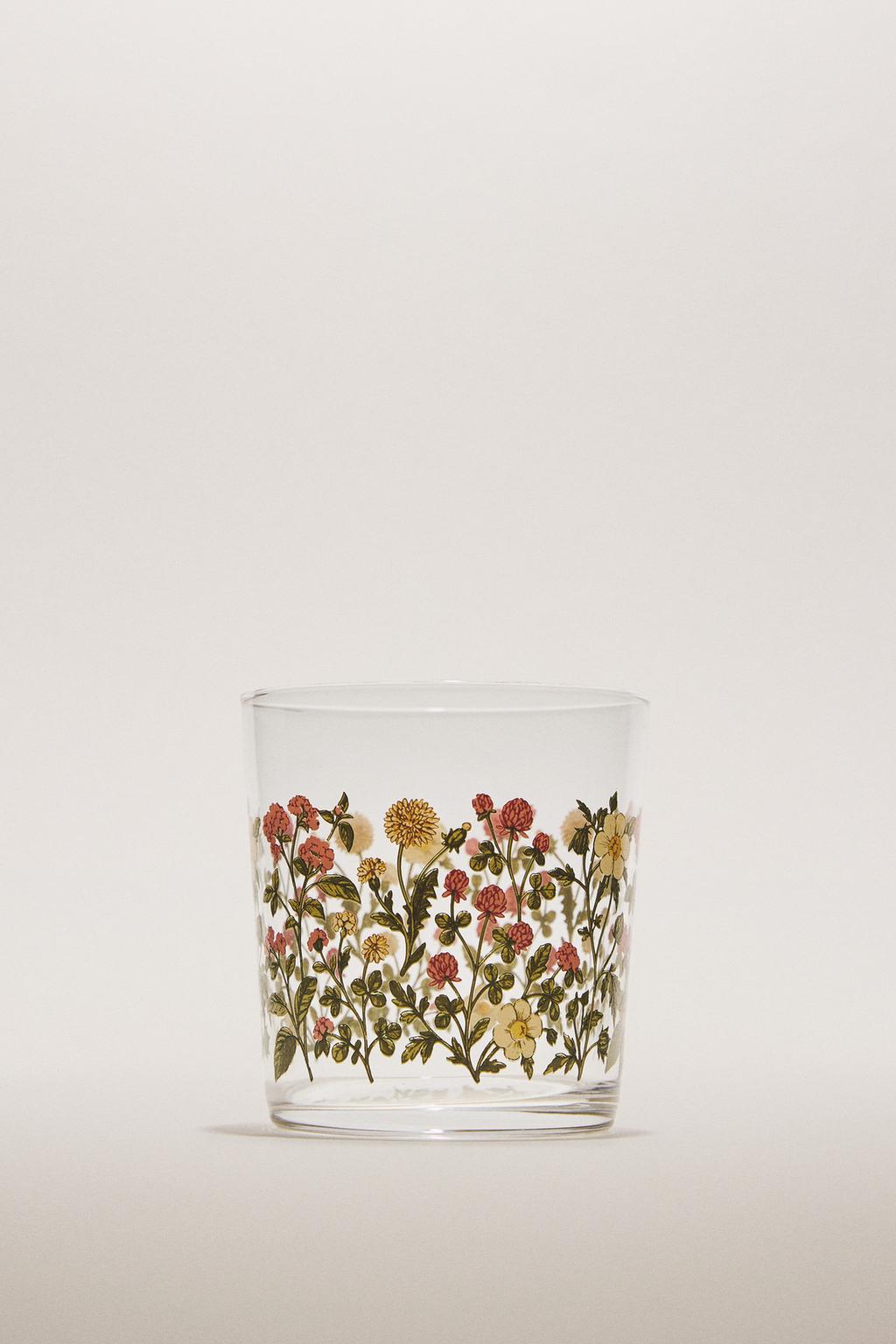Стакан с рисунком из цветов