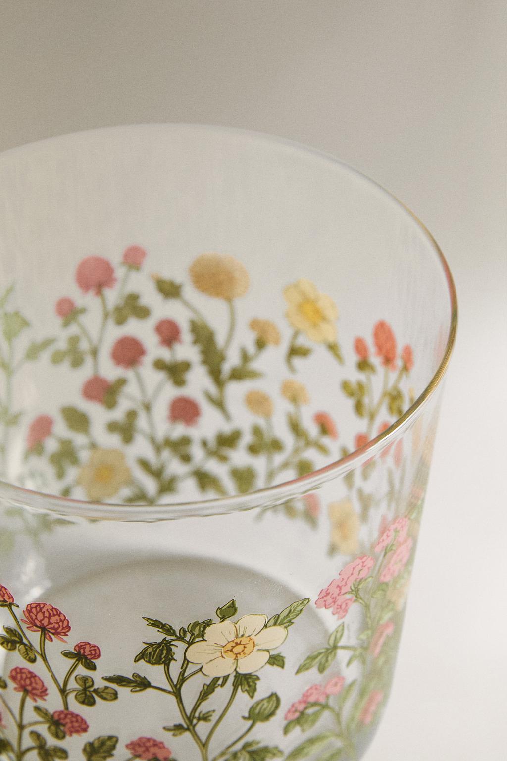 Стакан с рисунком из цветов