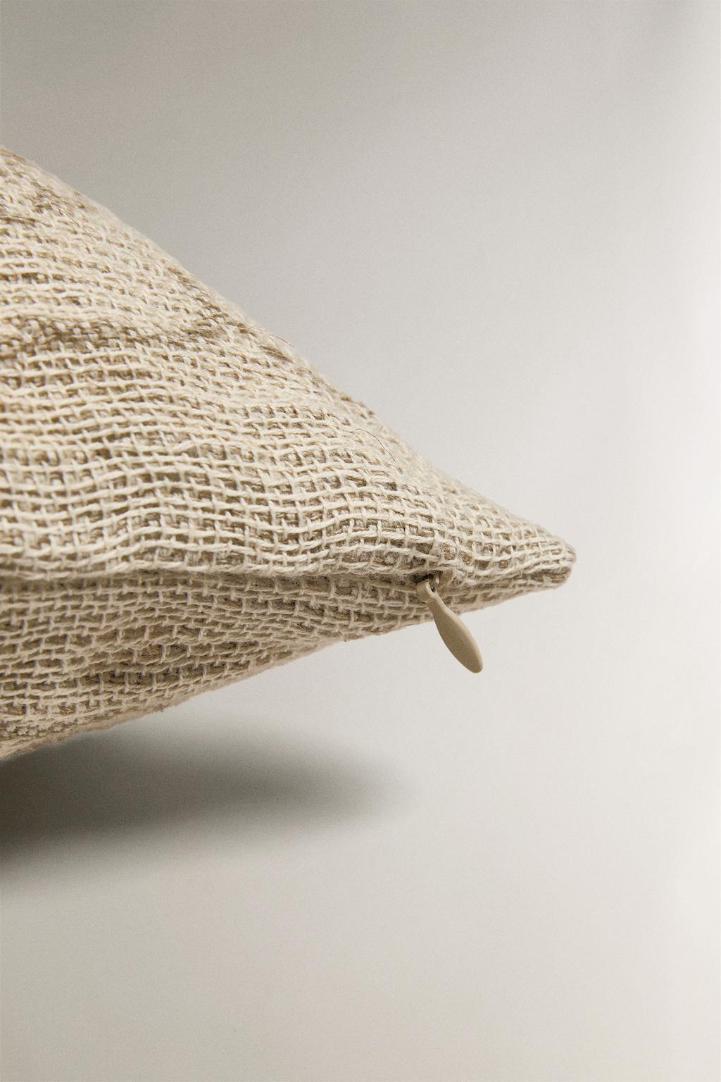 Декоративная наволочка с джаккардовым узором