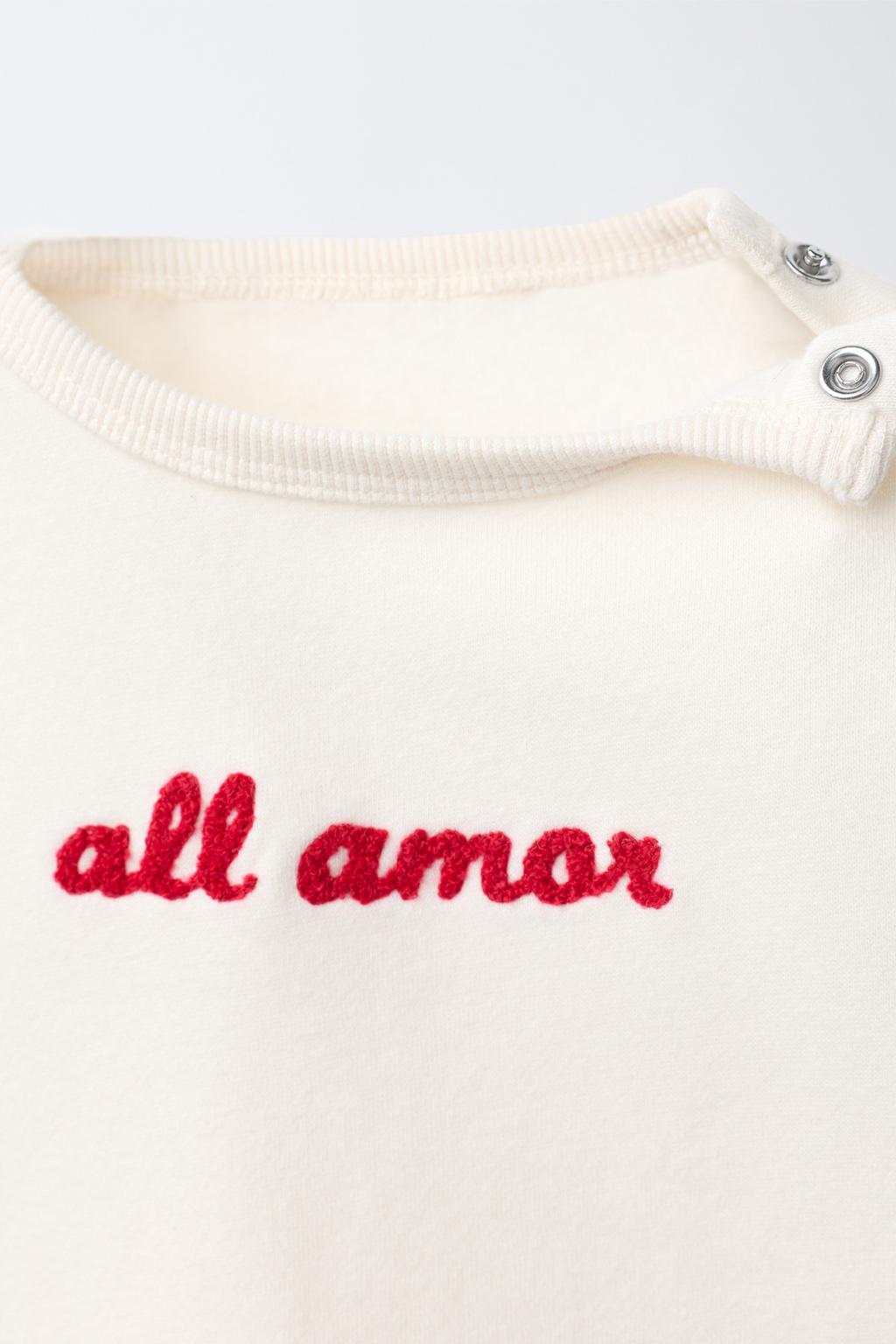 КОМПЛЕКТ ИЗ ТОЛСТОВКИ И БРЮК С ВЫШИТОЙ НАДПИСЬЮ