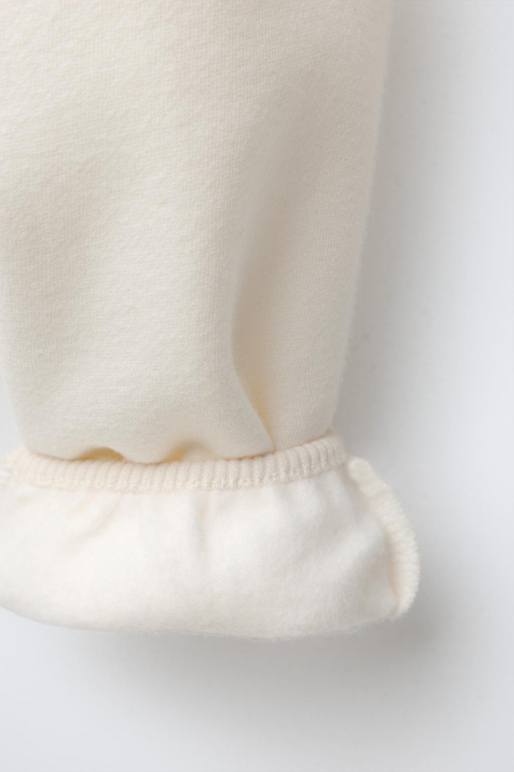 КОМПЛЕКТ ИЗ ТОЛСТОВКИ И БРЮК С ВЫШИТОЙ НАДПИСЬЮ